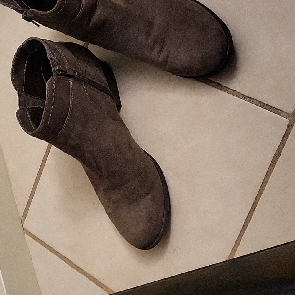 Shoes - Picture 2 of 4